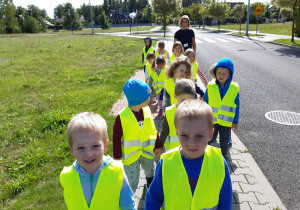 01 Przedszkolaki idą na spacer